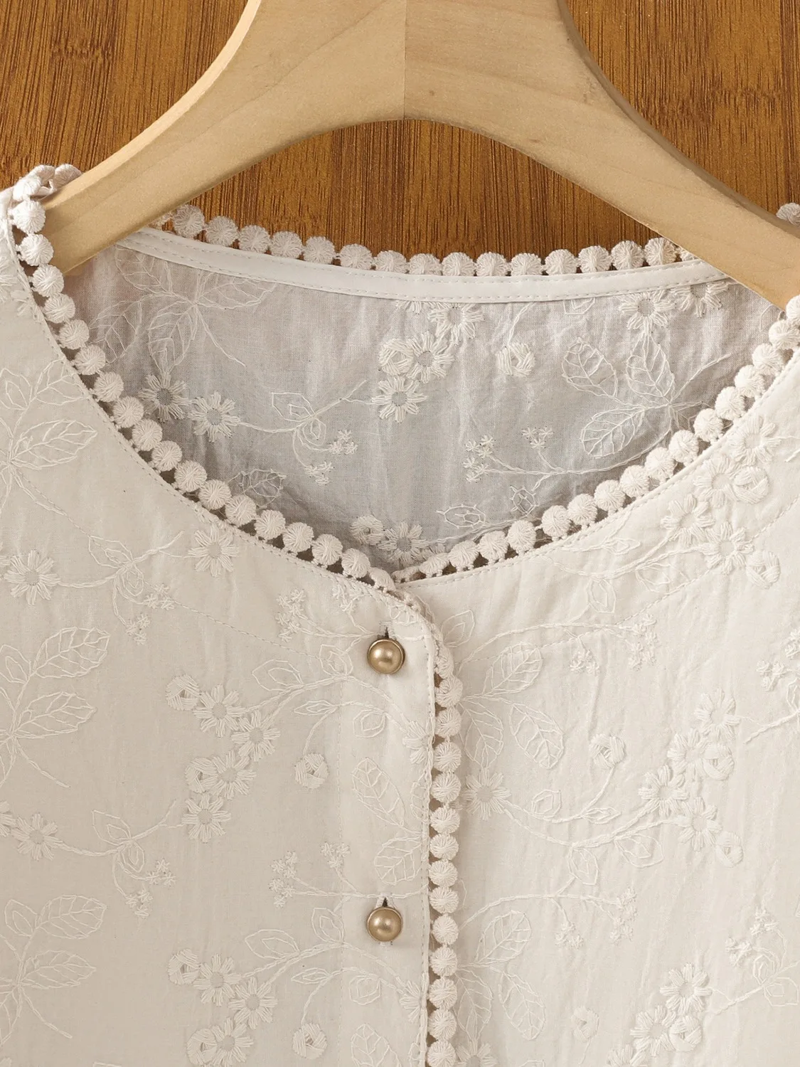 Csa fena e com gola redonda, manga curta, bordado, flor, novo estilo chinês, costura pesada, moda verão