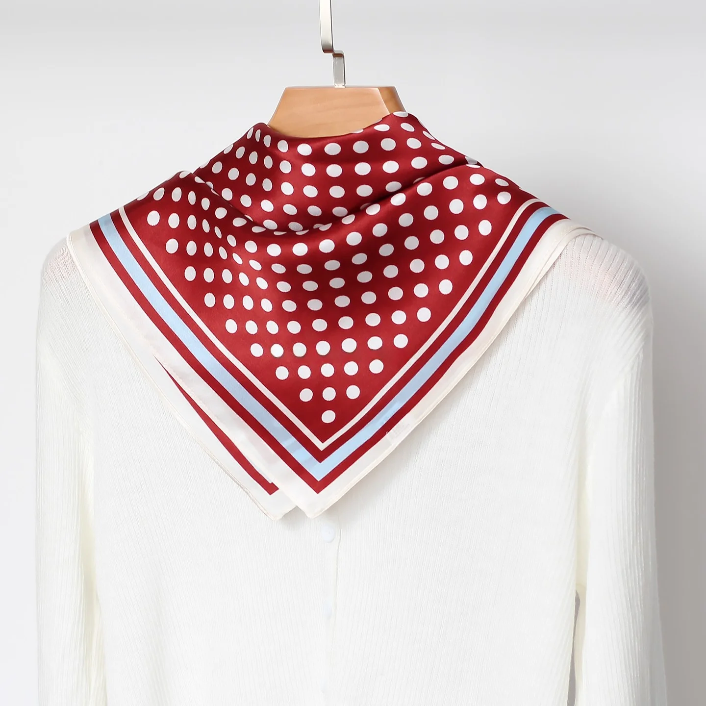 エレガントなワインレッドのシルクスカーフレトロ水玉模様レディーススクエアスカーフ多用途韓国スタイル春秋冬季節アクセサリー