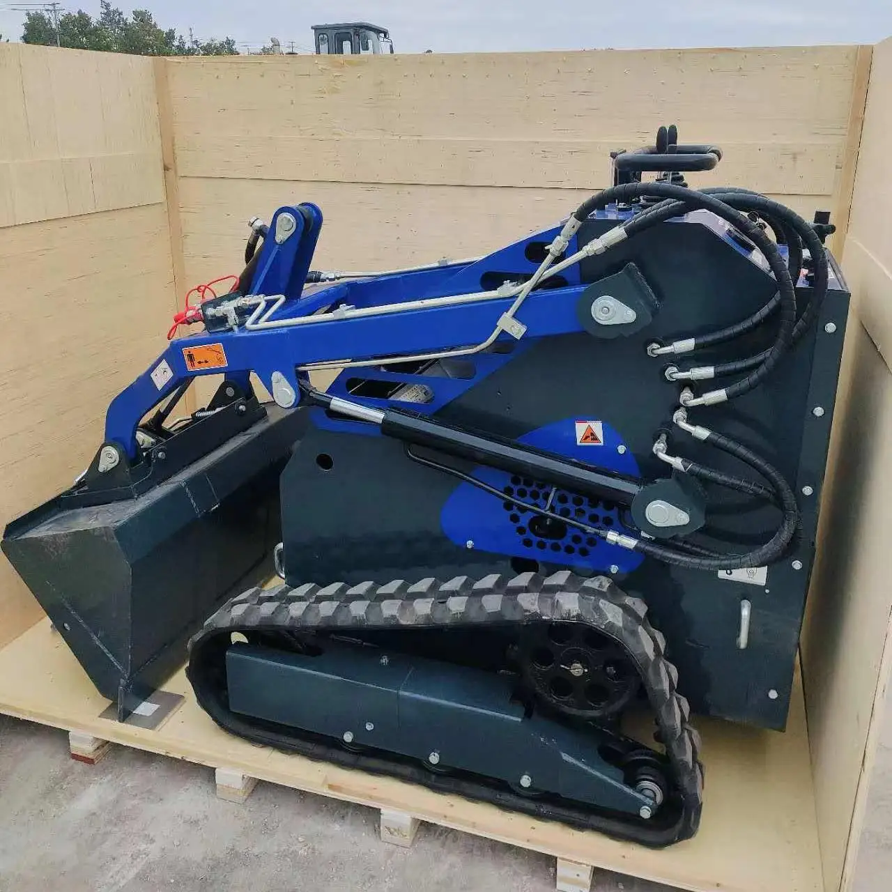 Free Delivery of CE/EPA Euro 5 Small Garden Loaders, Mini Skid Steer Loaders With Spiral Drill Buckets, Snow Plows And Trenchers