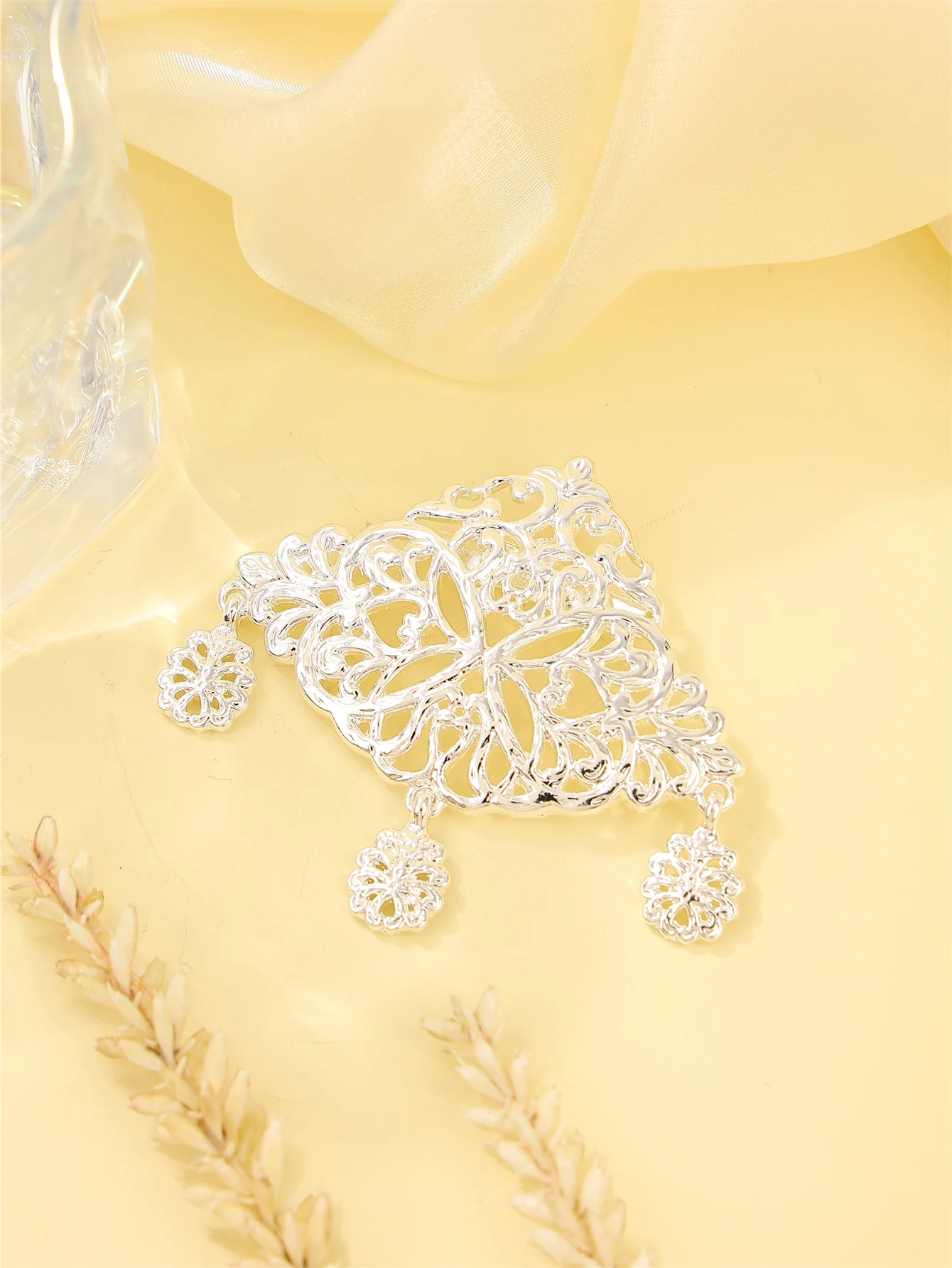 

Hollow alloy ladies' brooches, robe necklines, Moroccan popular bridal corsages, suitable for weddings banquets festivals.