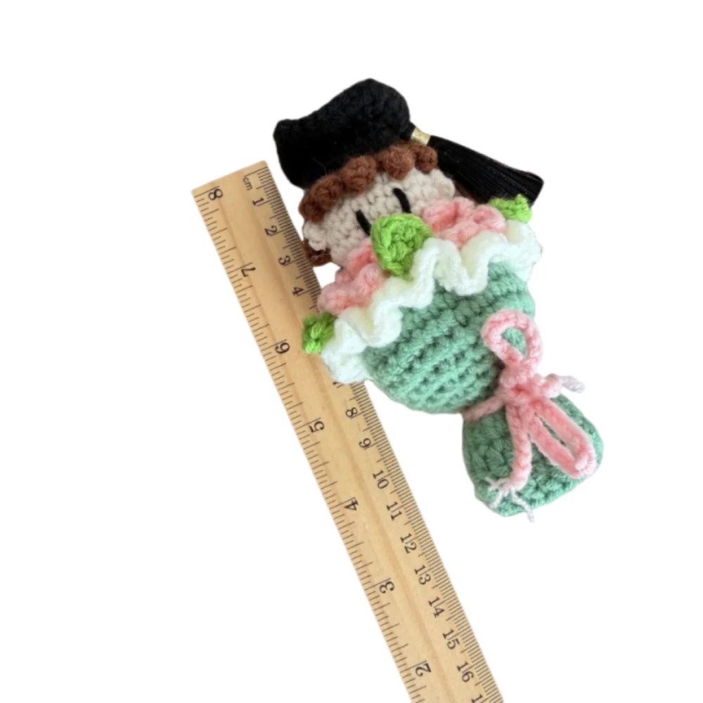 

Funny Knitted Graduation Doll 13cm Kawaii Crochet Bouquet with Doctoral Cap Cute Handheld Flower Doll Graduation Gift