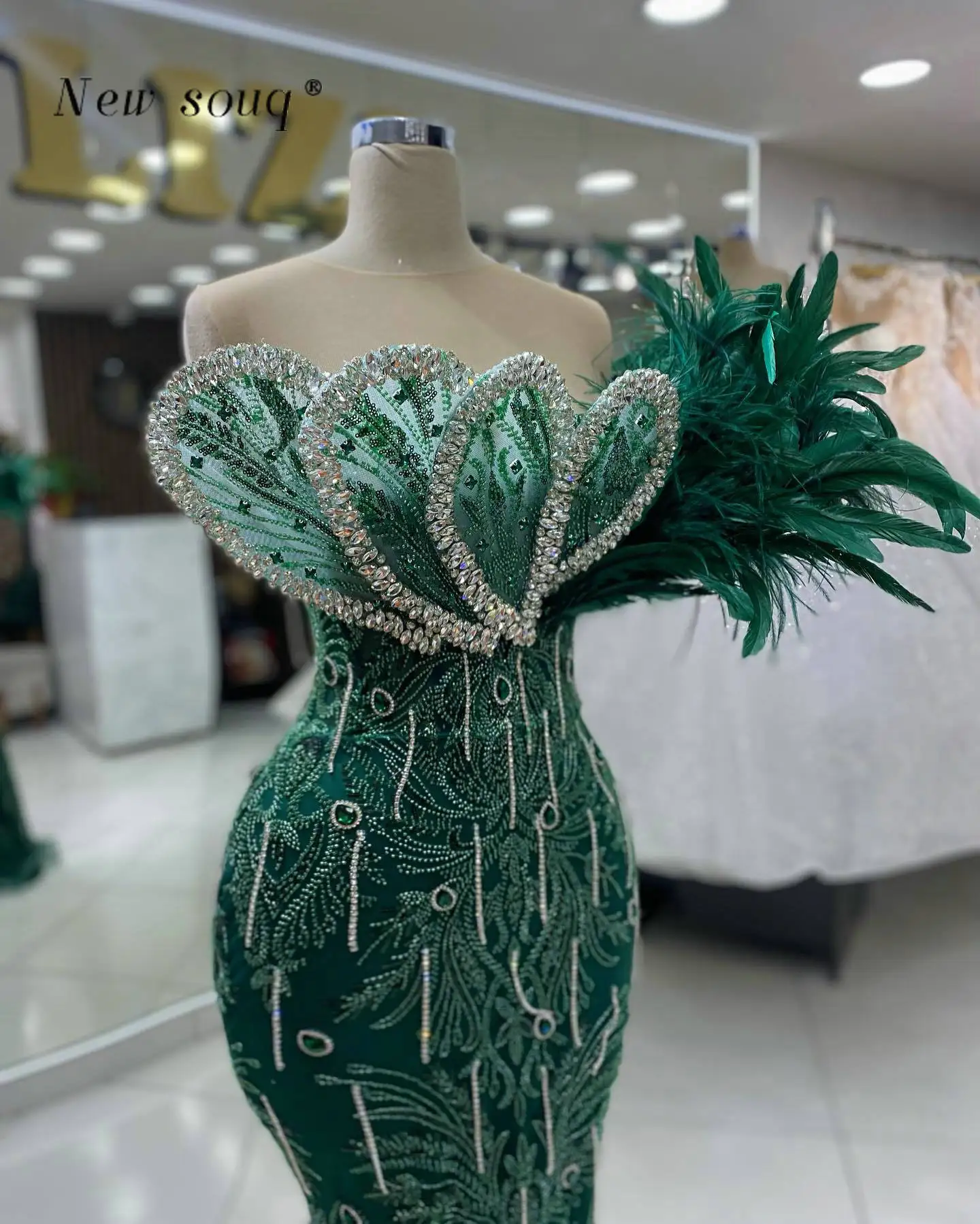 Chic Kelly Green Feathers Long Mermaid Wedding Evening Dresses with Silver Crystals 2024 Fashion Night Events Party Gowns