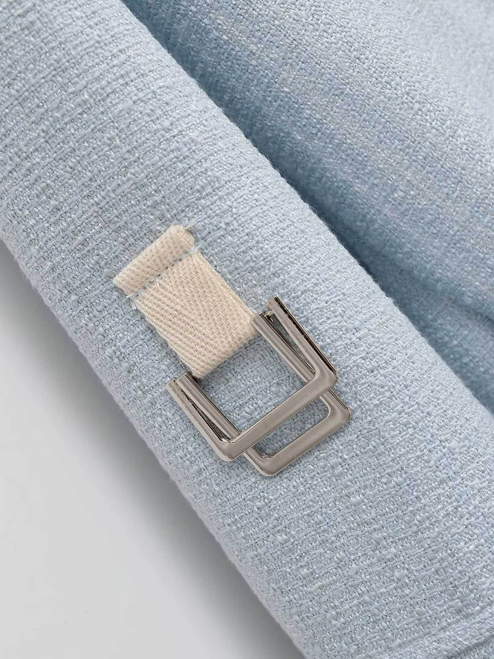 2025 Primavera Nuevos productos Ropa de mujer Línea de color metálico Chaqueta con cuello levantado y manga enrollada 3053/136