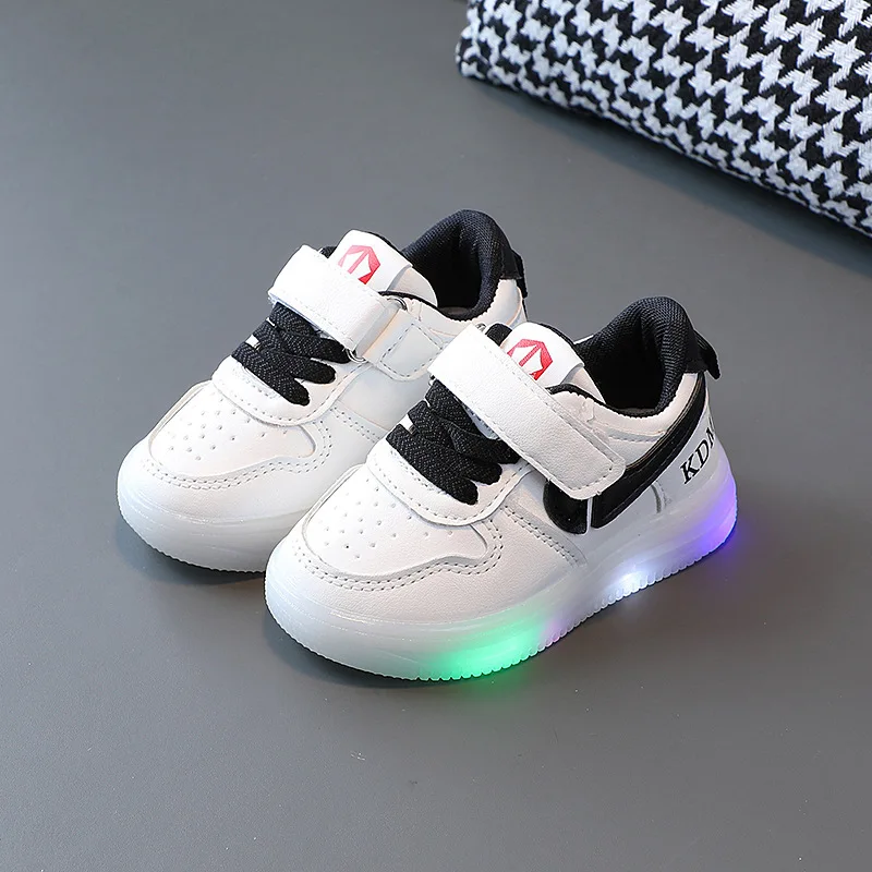 Scarpe da tavola sportive per ragazzi, scarpe per bambini a LED, scarpe bianche piccole casual da ragazza, suole morbide, scarpe antiscivolo e