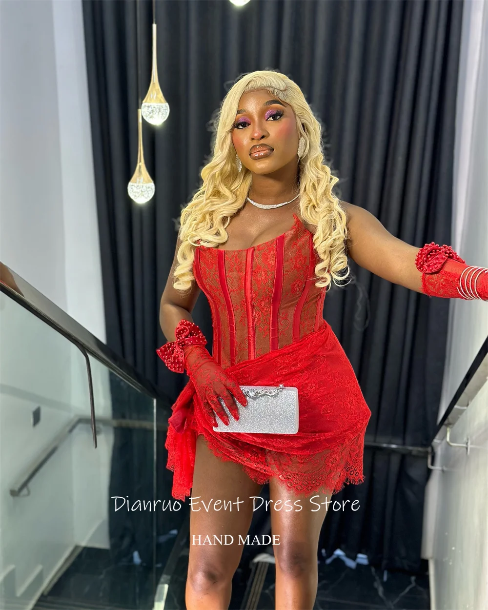 Dianruo فساتين لحضور الحفلات الموسيقية باللون الأحمر غير المتماثلة من الدانتيل الصغير فيستدوس دي فييستا أنيقة 2025 مزينة بطيات فساتين لحفلات الكوكتيل حسب الطلب