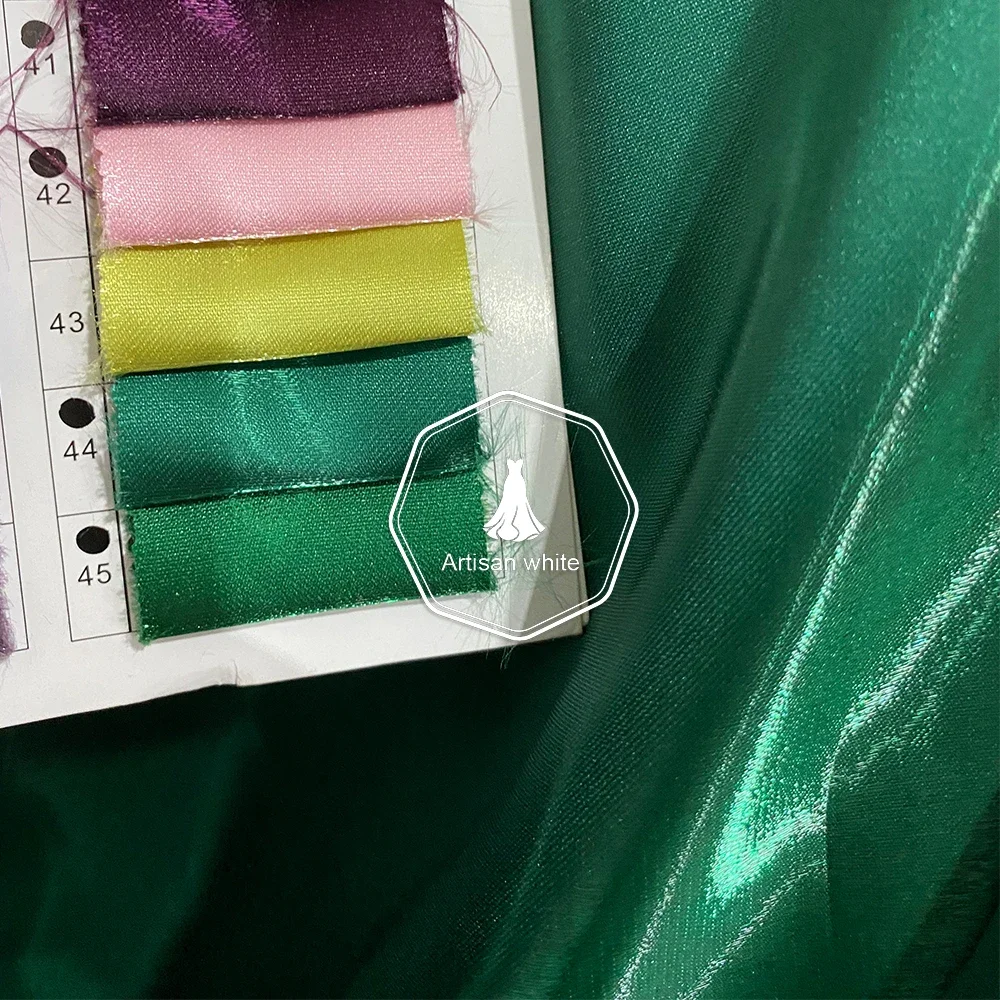 111 kleuren hoogwaardige kristallen zijde vloeibare satijnen stof, natuurlijk reflecterend, gebruikt voor trouwjurken, designerkleding