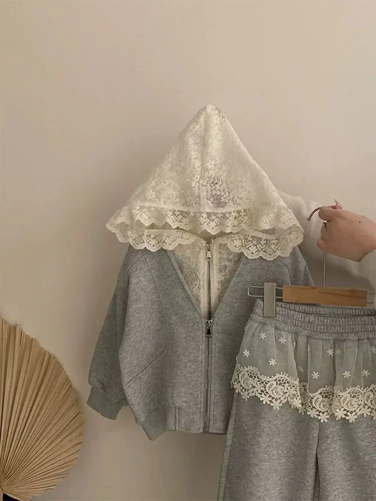 Koreanische Spitzen-Strickjacke mit Kapuze + Schürzenkleid für Mädchen – 2-teiliges Frühlings-Freizeitoutfit für Kleinkinder, weiche Alltagskleidung für Babymädchen – Detail 6