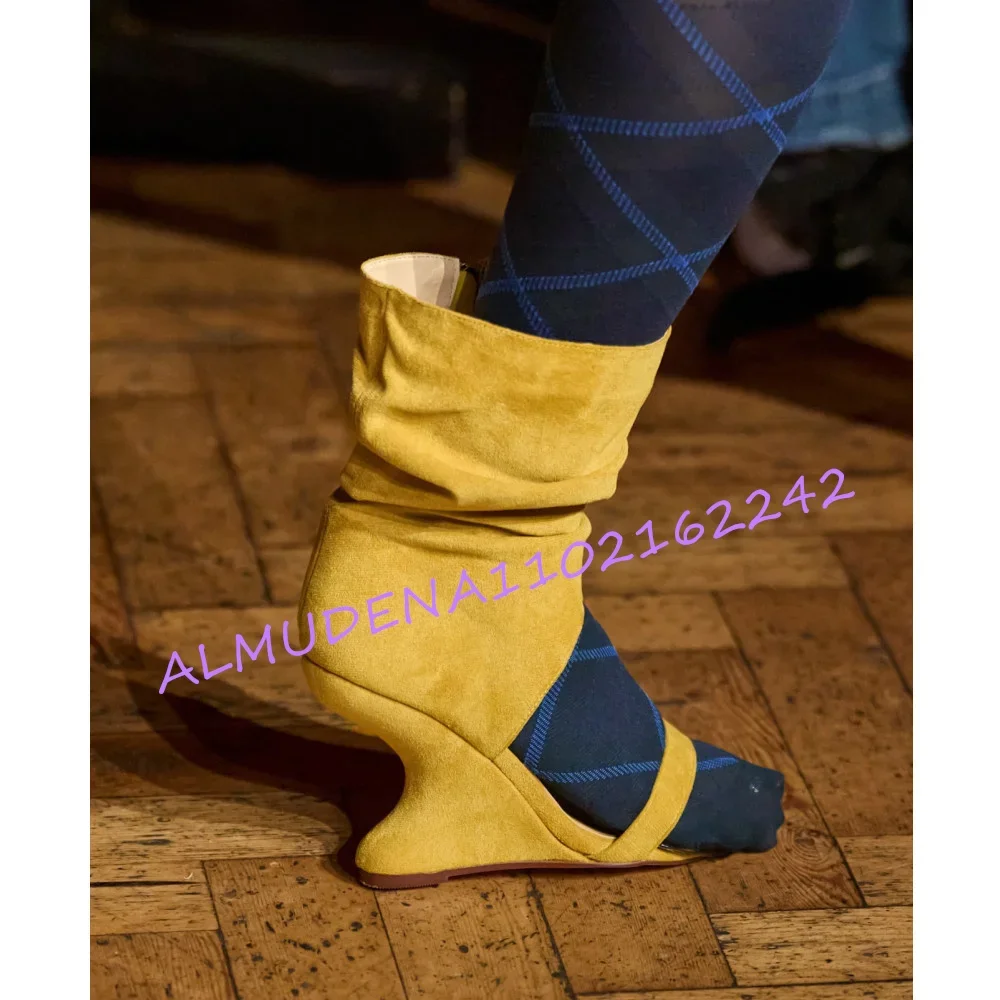 Botas sandalia de ante color mostaza para mujer, de media pantorrilla, con fruncido, recortes abiertos, tacón curvo escultural único, tira única y punta abierta, calzado de club