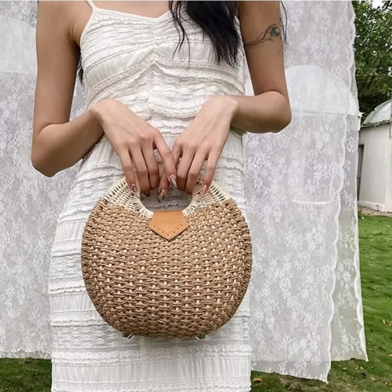 

Luxurious Designer Rattan Shell Handbag Straw Shoulder Bag Large Summer Tote for Women Fashionable Designer Brand Purse