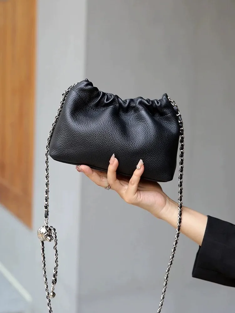 

This year's trendy new women's bagssophisticated solid color niche shoulder bagsversatile chain crossbody bagsand cloud bags.