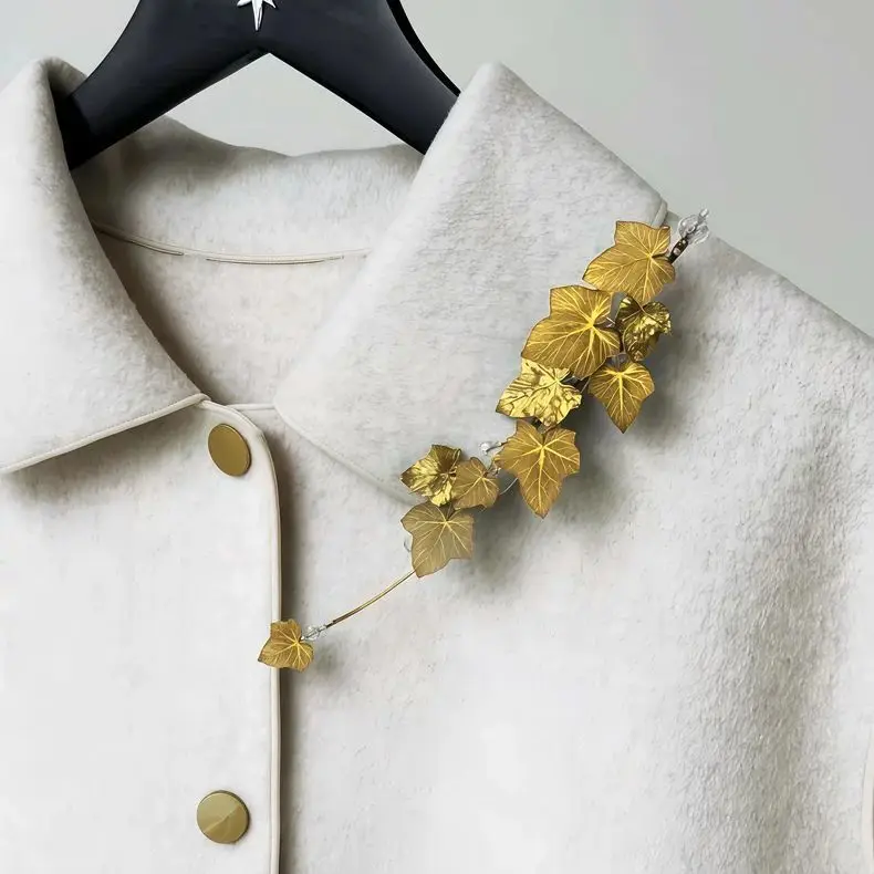 broche-requintado-de-folha-de-hera-com-borla-amarela-elegante-e-sofisticado-para-peito-sem-marca-registrada