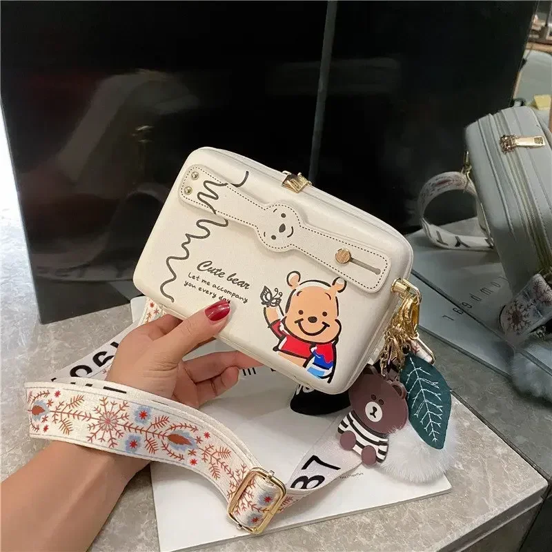 Disney Winnie The Winnie yeni kadın askılı omuz çantası karikatür sevimli kadın omuz Crossbody çanta moda trendi Mini kadın çantası