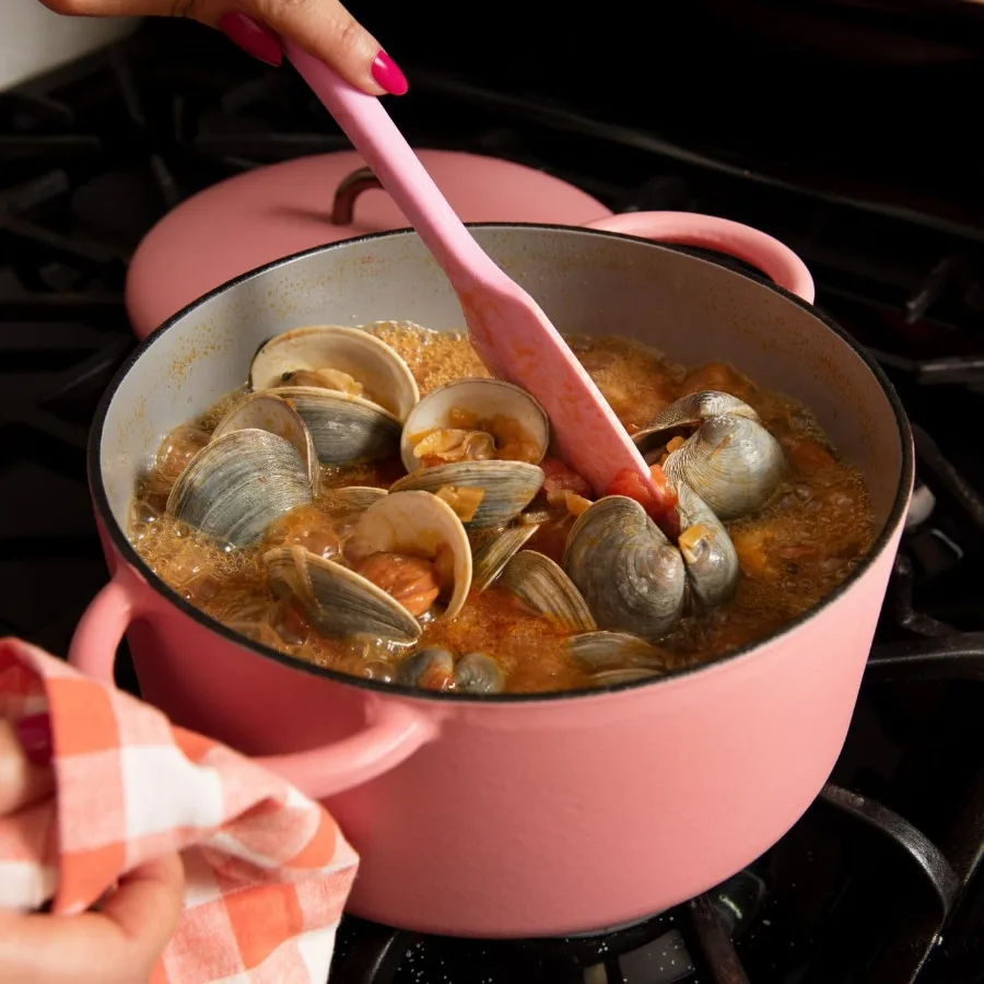 فرن هولندي للأطفال مع غطاء (تافي، 3.5 كوارت) |   حديد الزهر المطلي بالمينا، شكل دائري |   آمنة للموقد والأفران حتى 500 ° ف |   س