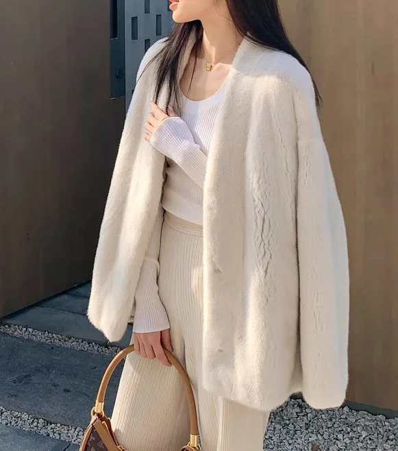 เสื้อแจ็คเก็ตขนมิงค์เทียม คอวี สีขาว แฟชั่นผู้หญิง ขนมิงค์เทียมใหม่ รุ่นใหม่ ปี 2025