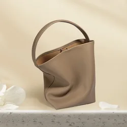 Borsa a secchiello in morbida pelle bovina pendolarismo borse a mano da donna minimalismo di grande capacità borsa in pelle di grana Litchi tendenza Casual