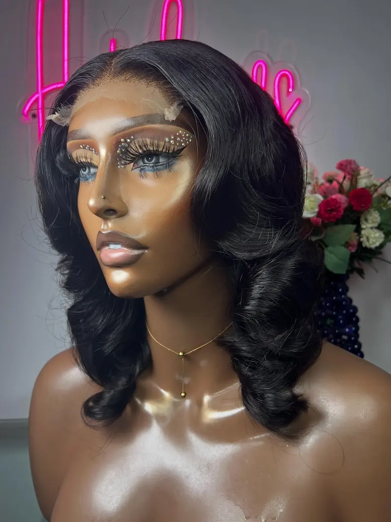 

Черный короткий парик с кружевной передней частью 13x4 HD, синтетический, с эффектом Body Wave, предварительно проработанный, без клея, для повседневного использования, для женщин, по акции