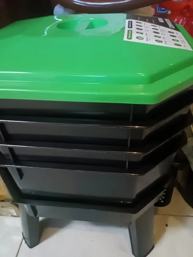 

Multifunctional compost box Earthworm worm breeding box Partition compost food waste compost fermentation gardening assistant