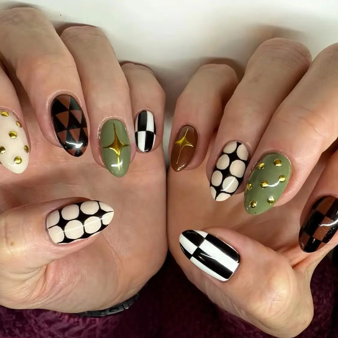 

24PCS Almond Shape Fake Nails White Checkered Turtle Pattern False Nails Cute Powder Coated Gold Beads Full Cover Press on Nails