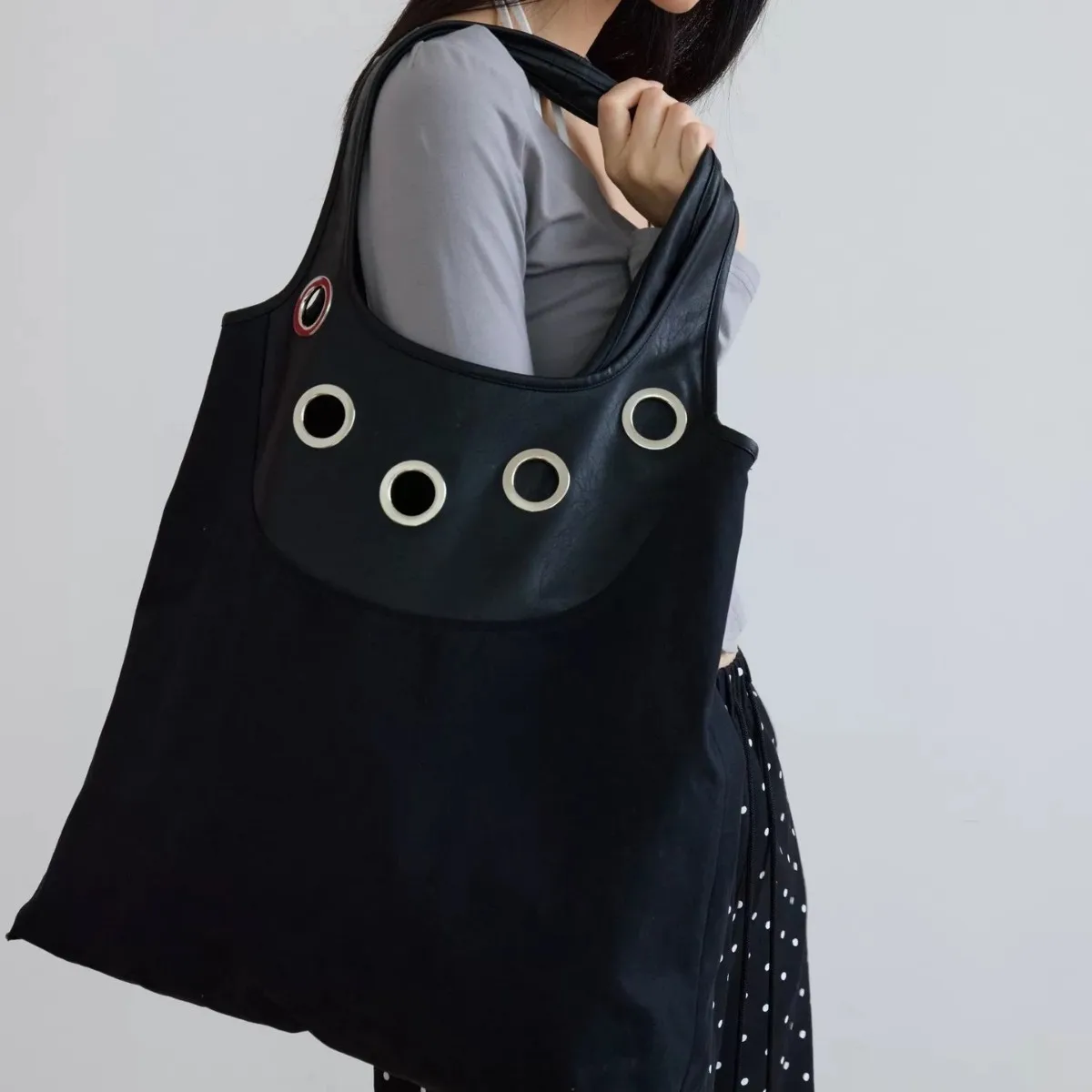 

Design Rivet Tote Leather Splicing Metal Hollow Out Women Handbag Large Capacity Commuting Canvas Single Shoulder Bag