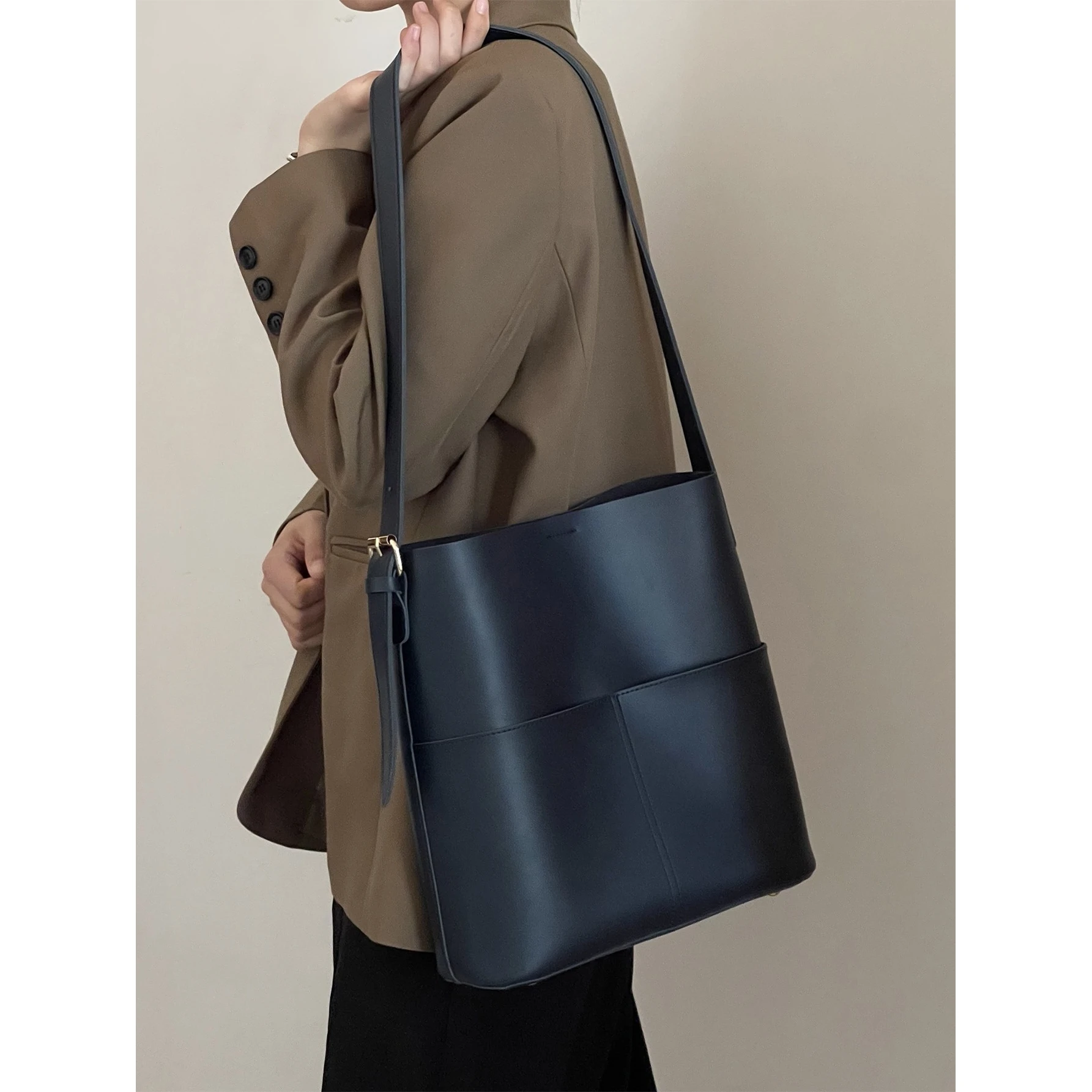 

Large Capaci Buet Bag Women's Crossbody oulder Bag Versatile Design Spring 2025 Faion Trend Neutral PU Leather