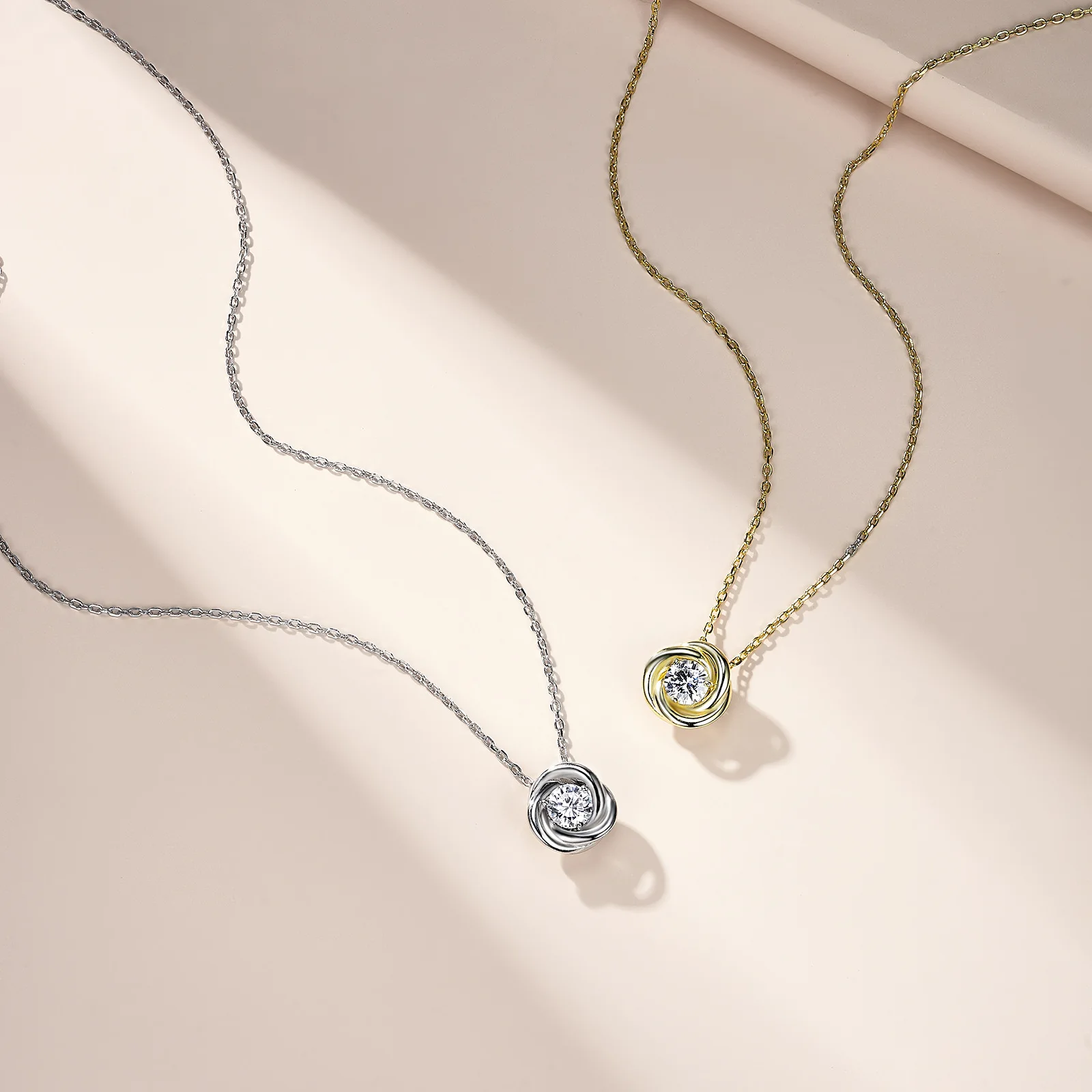 

Happiness Surrounding S925 Silver Plated 18K Gold Moissanite Necklace 0.5ct For Women Gift