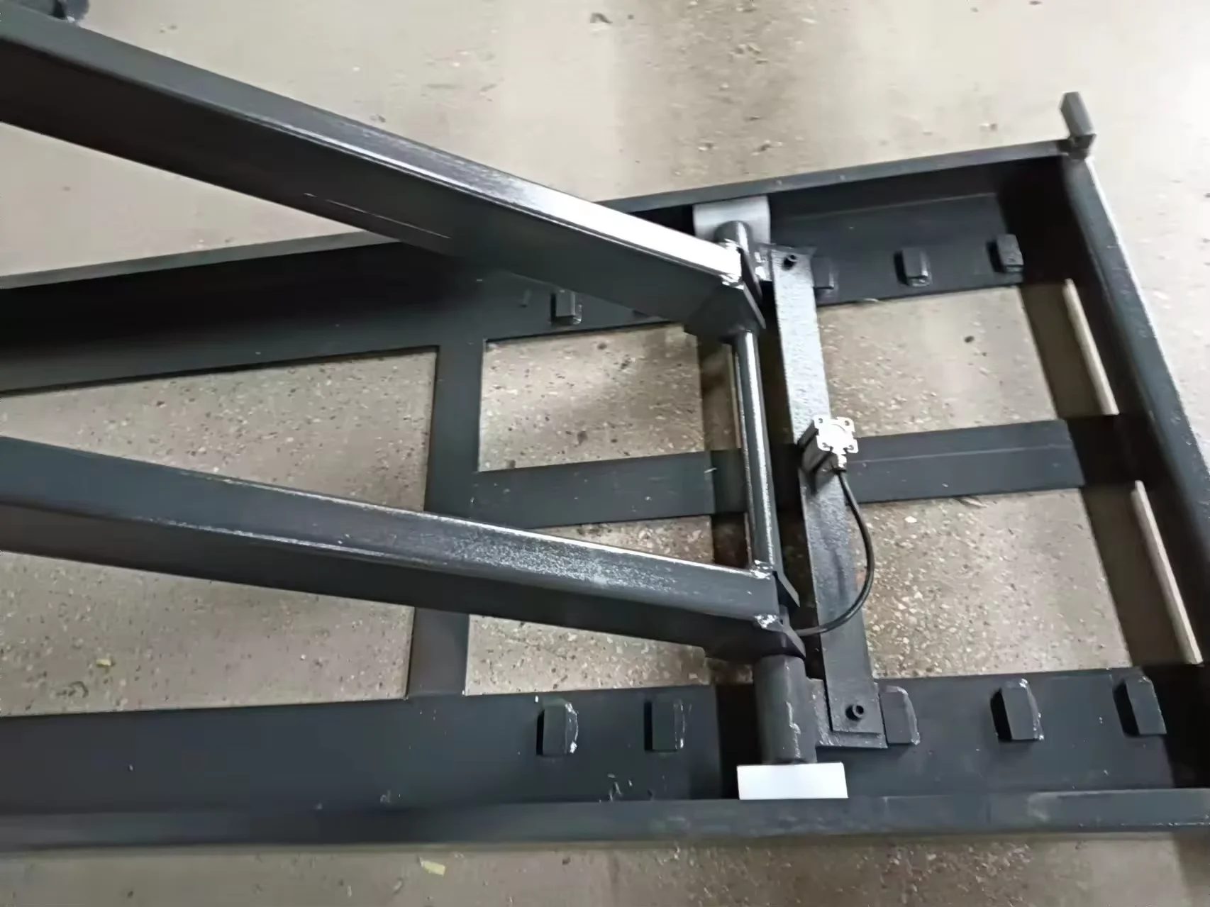 ใช้งานง่ายคุณภาพสูง 350KG นิวเมติกไฮดรอลิกรถจักรยานยนต์ลิฟท์กรรไกรนิวเมติกไฮดรอลิกรถจักรยานยนต์