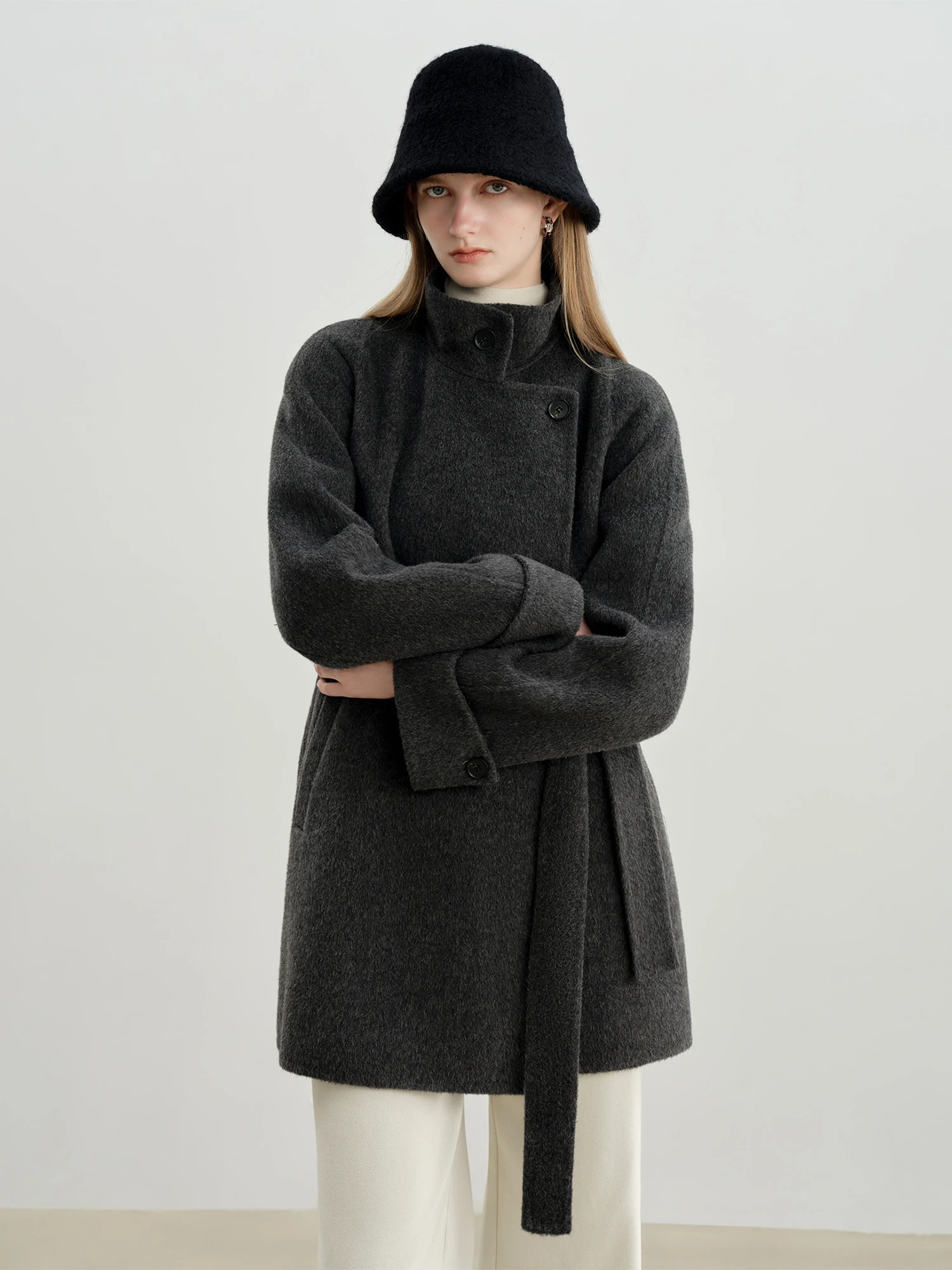 ZIQIAO معطف صوف رمادي المرأة الدانتيل متابعة فضفاض النمط الفرنسي مزاجه بسيط شيك Ins 2025 شتاء جديد معطف صوفي قصير