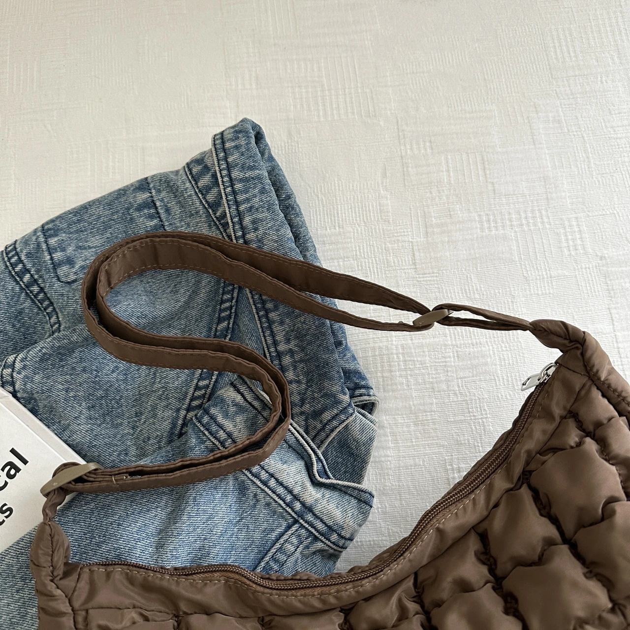 2025 Neue Gesteppte Puffer-Schultertasche für Damen Große Kapazität Tote Umhängetasche Modische Lässige Crossbody-Tasche Damenhandtasche – Detail 3