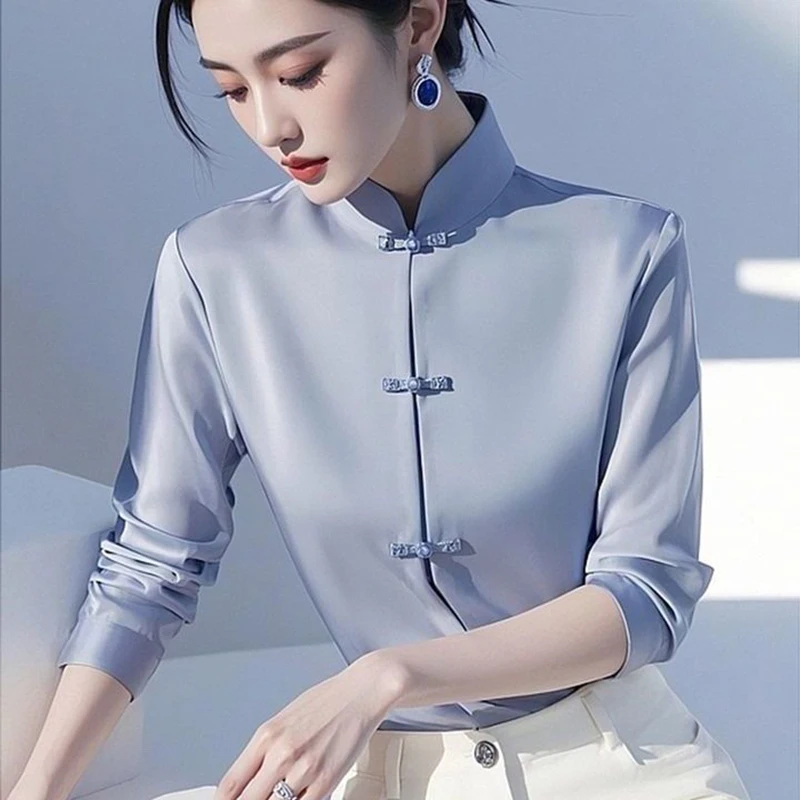 أنيقة الساتان عادي قميص المرأة 2026 جديد الوقوف طوق النمط الصيني الفاخرة الضفدع زر فريد الأزرق قميص الموضة الصينية الجديدة