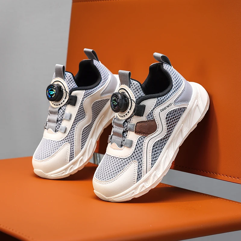 

A pair of children's sports shoes, with breathable upper, durable and slip-resistant sole, and convenient toggle designDEH-9918