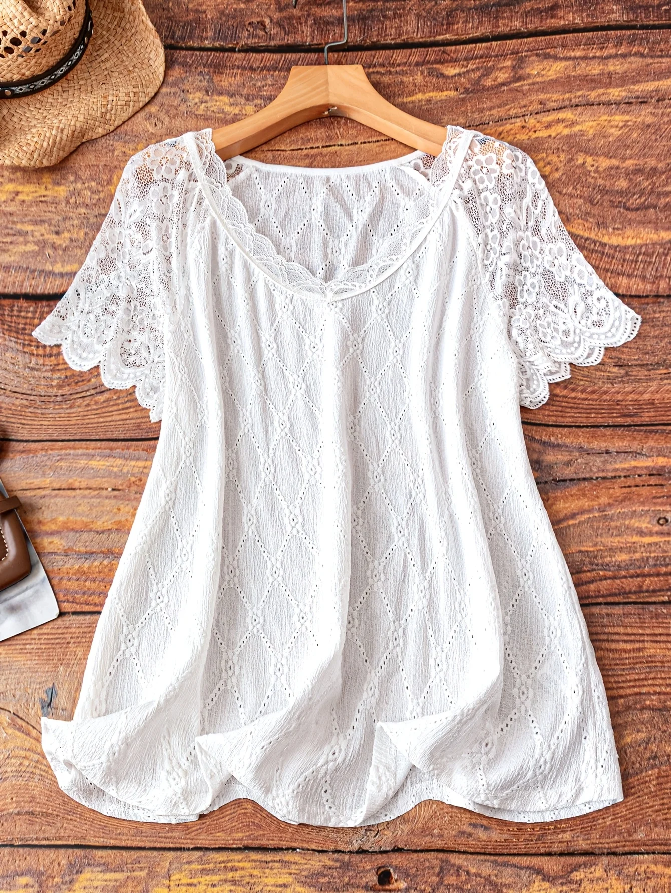 

Женская повседневная футболка больших размеров с кружевными вставками на плечах