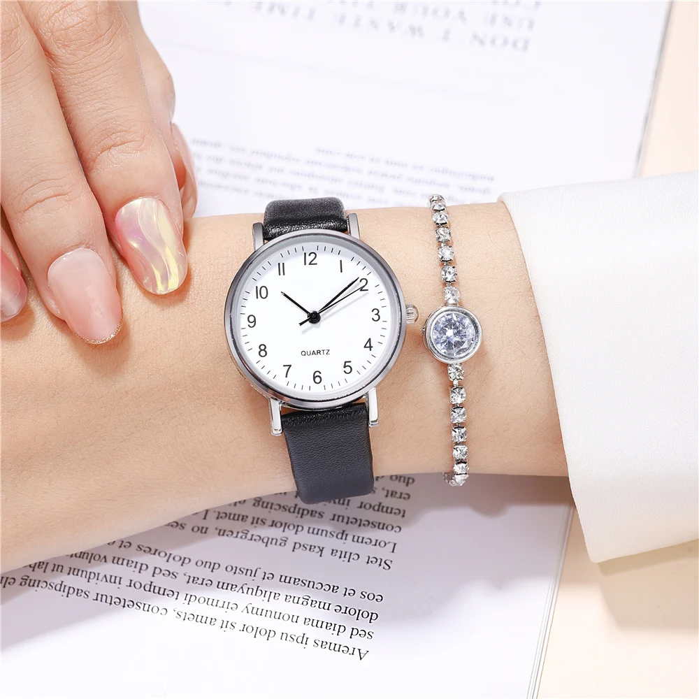ساعة كاجوال كوارتز من جلد البولي يوريثان بمينا صغير وبسيط للنساء