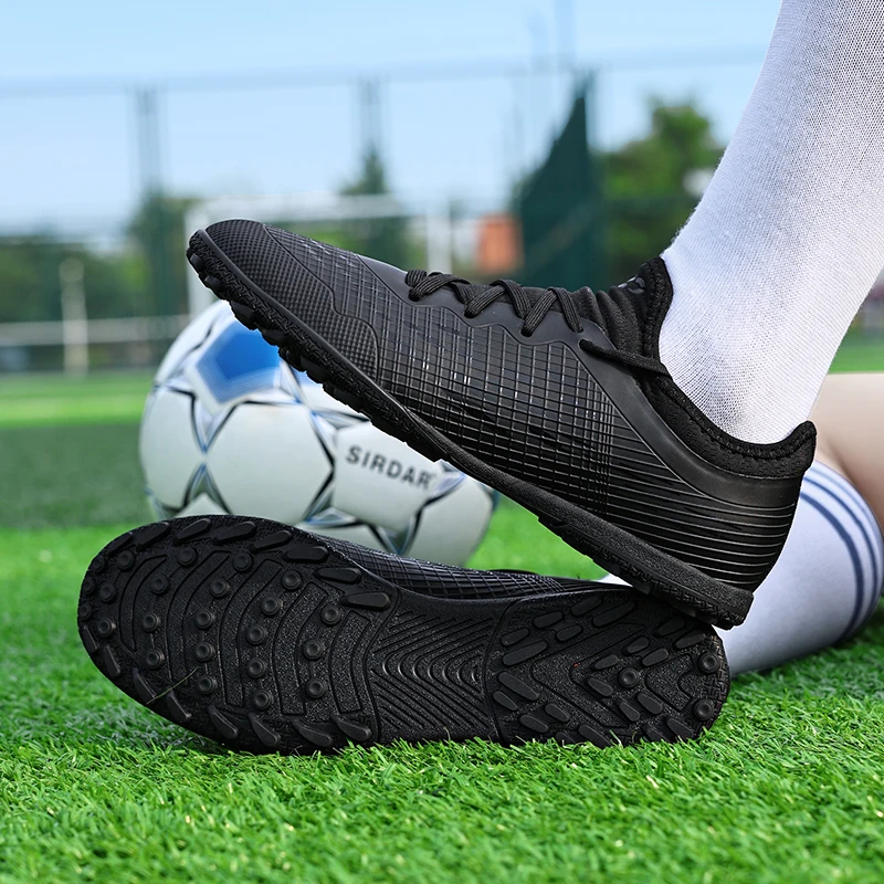 Sepatu sepak bola pria dan wanita, sneaker sepak bola luar ruangan tembus udara antilicin