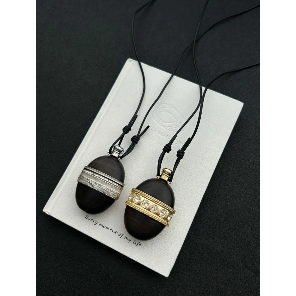 

New Retro Sandalwood Flask Necklace, Fashionable and Simple Long Sweater Chain for Women