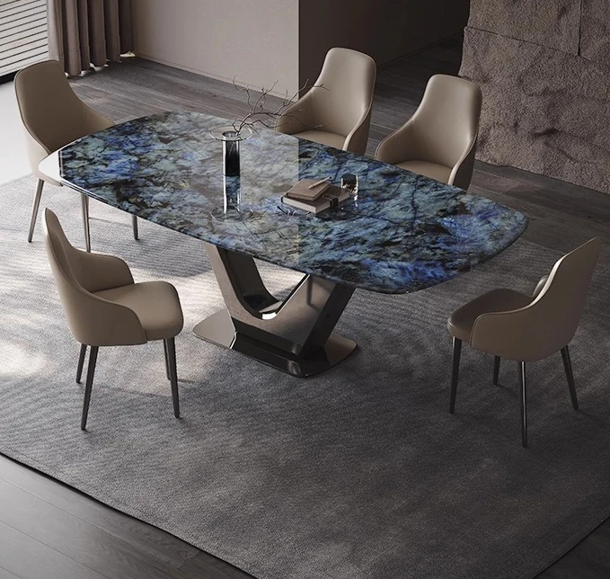 

Роскошный обеденный стол из синего текстурированного мрамора, удобные бежевые стулья, современная элитная обеденная мебель, элегантный домашний декор