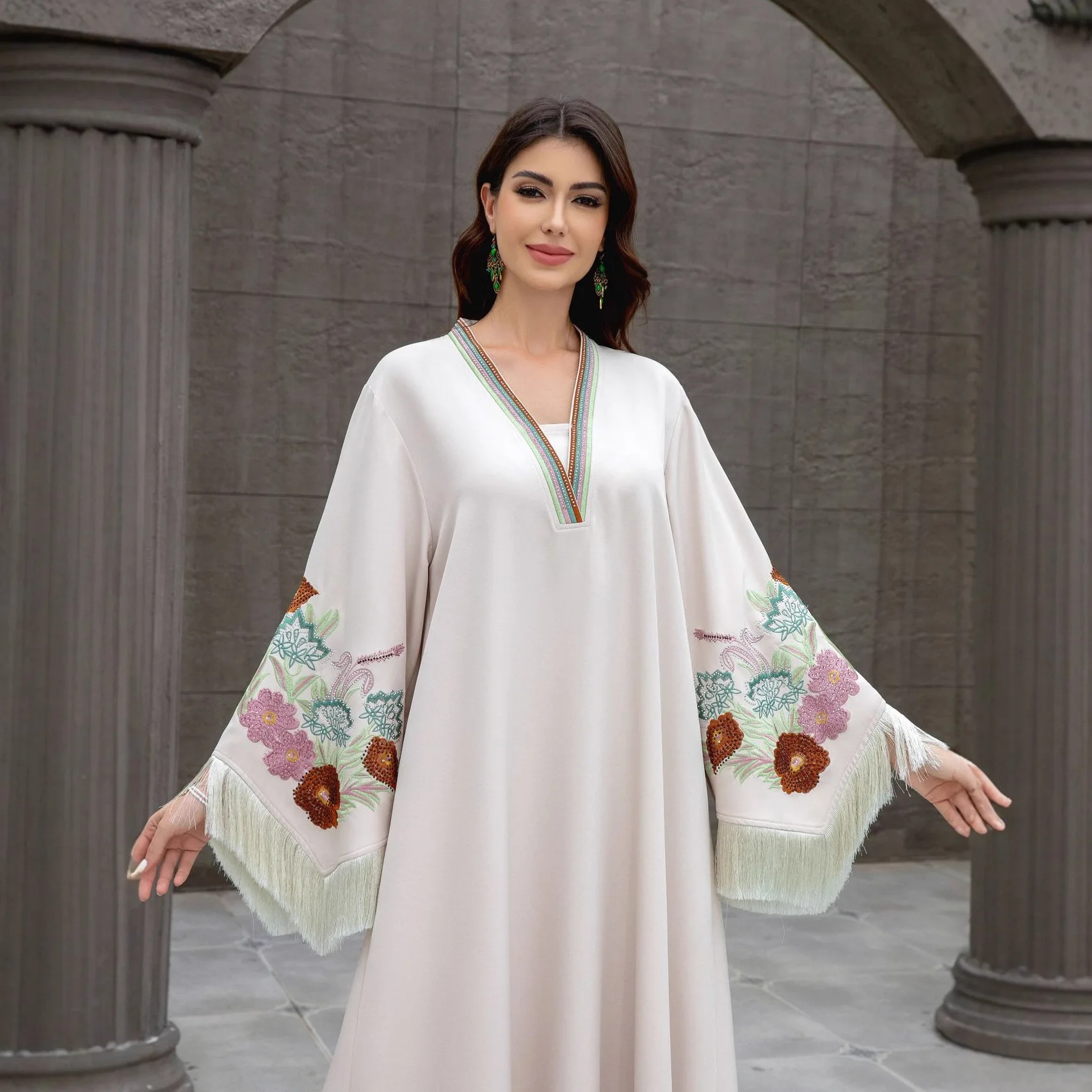 

Мусульманское женское платье Sw0833 с V-образным вырезом, вышивкой и бахромой, элегантное арабское платье-абайя, роскошное исламское платье для Рамадана, Дубай.