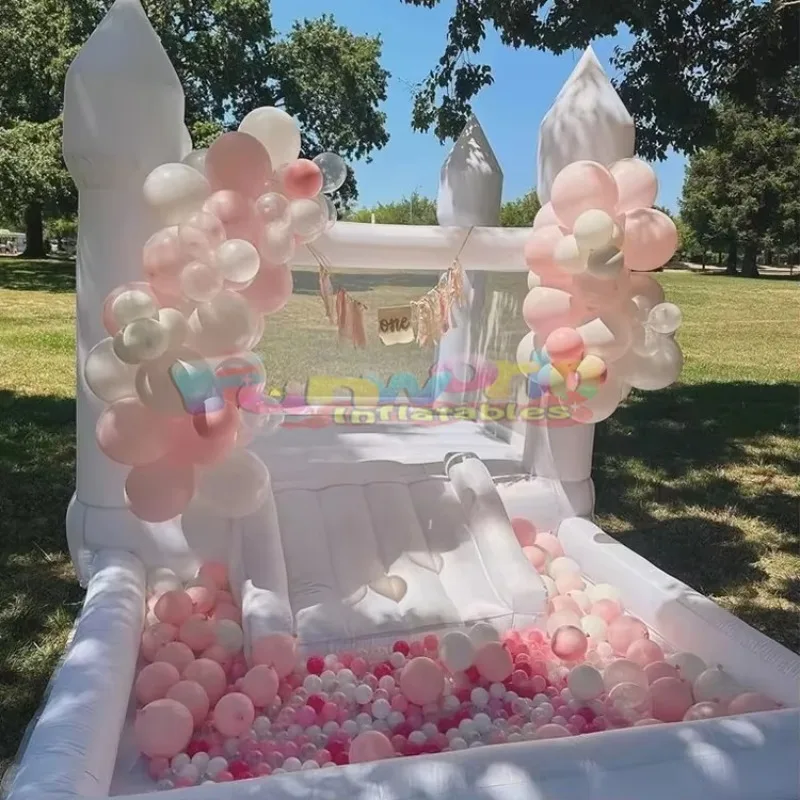 قلعة القفز الحديثة للحفلات للأطفال الصغار باللون الأبيض القابل للنفخ، قلعة نطاطة تجارية مع شريحة حفرة الكرة