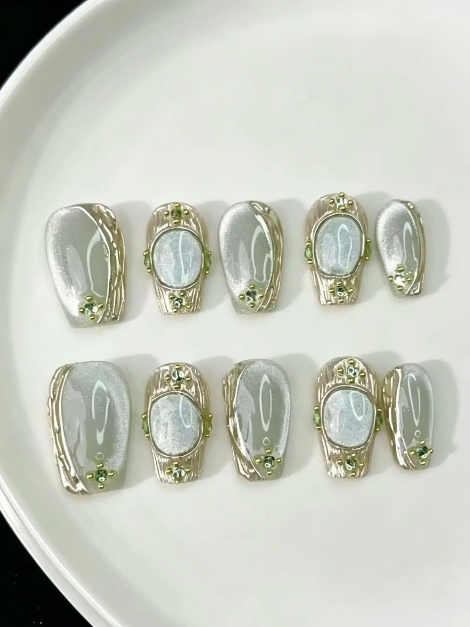 10-Piece Set of Gentle, High-End Nail Tips with Crystal Cat's Eye Retro Embossed Gemstones, Trapezoidal Shape, Handmade Wearable Nails, Simple and High-End, Not Easy to Clash with Other Styles, Can Be Worn Repeatedly, and Won'T Damage the Natural Nails