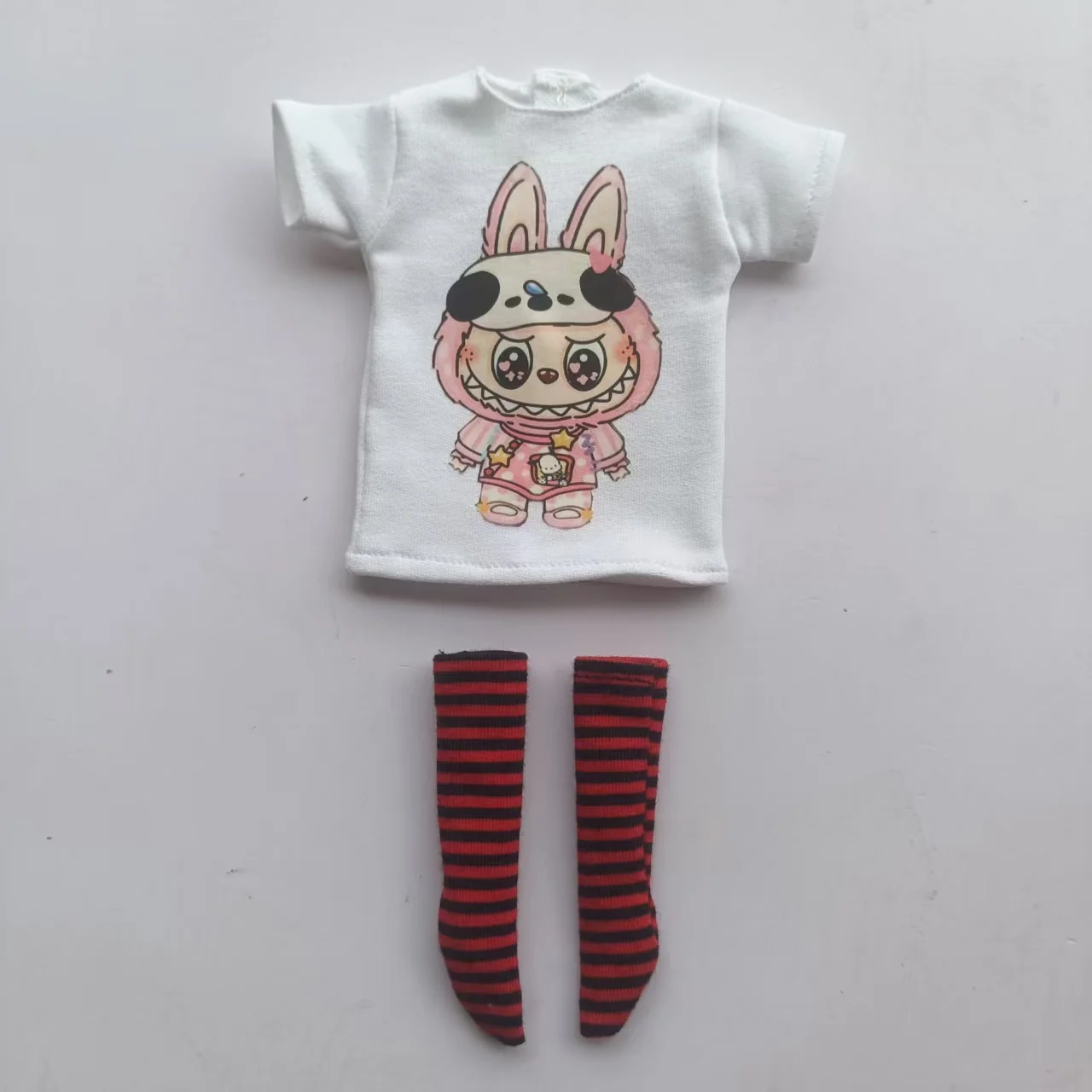 Handgefertigte OB24 1/6 Puppenkleidung, Cartoon-Print Kurzarm-T-Shirt + gestreifte Socken, kann als Zubehör für 1/6 Puppen verwendet werden. – Detail 8