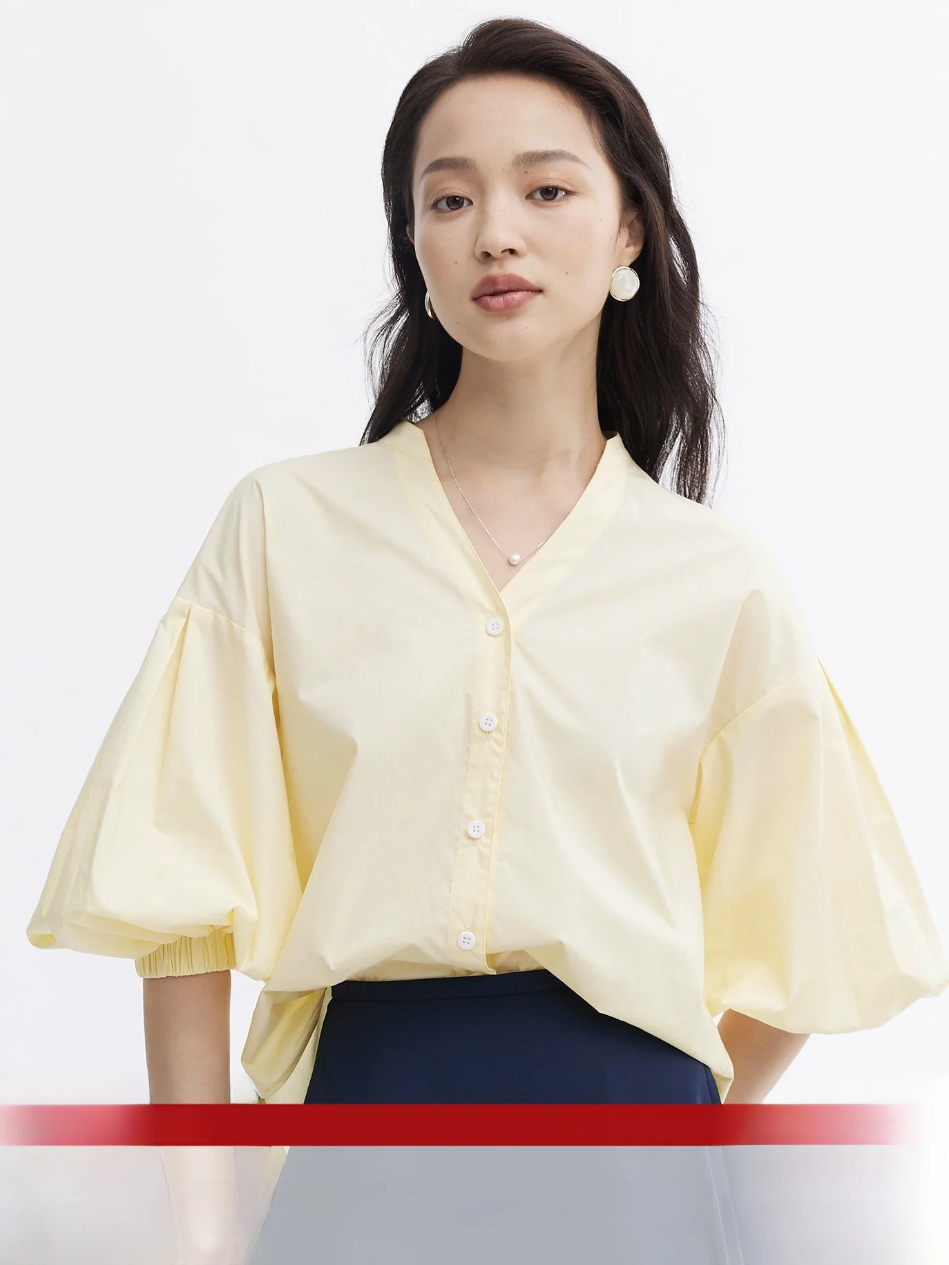 

Новинка: Женская дышащая футболка из чистого хлопка свободного кроя с V-образным вырезом на пуговицах, с коротким рукавом, для повседневной носки, летняя коллекция