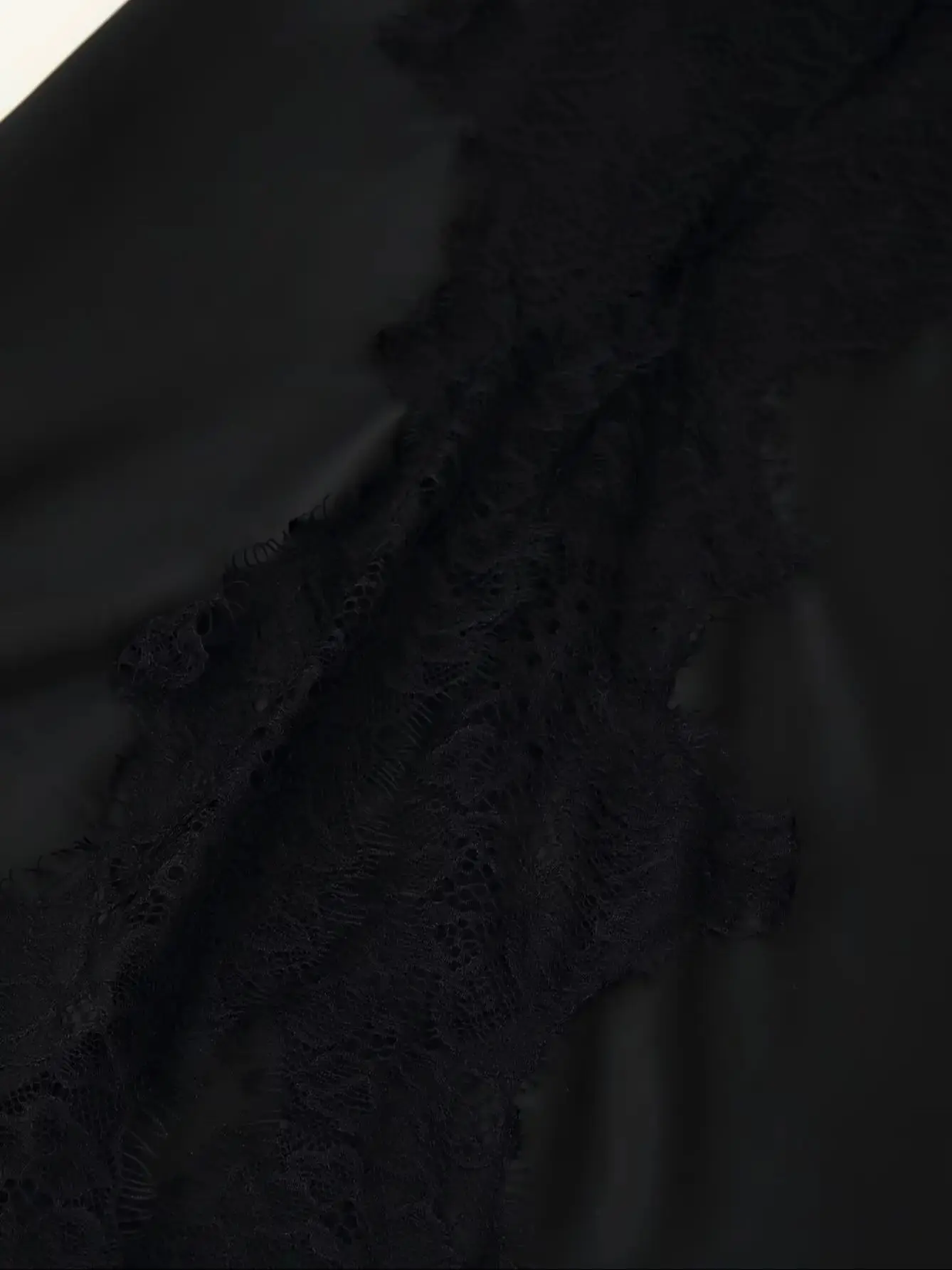 Robe à bretelles en dentelle pour femmes, tempérament polyvalent européen, Sexy, col en v, ourlet asymétrique, Robe en Satin de soie, 2025