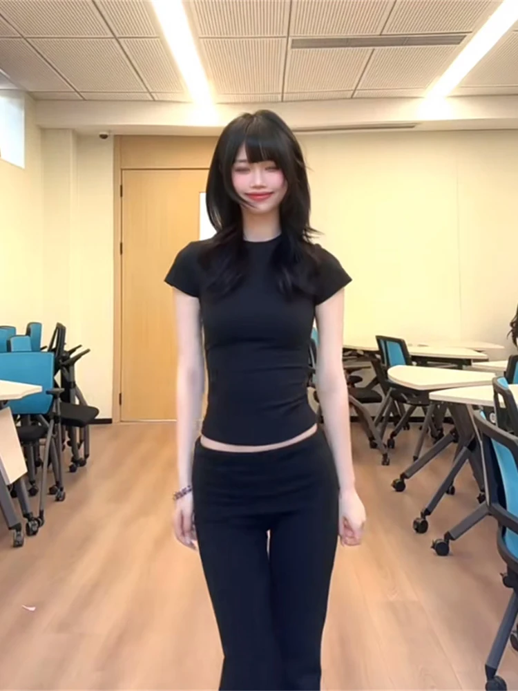 تي شيرت نسائي صيفي قصير الأكمام بقصة ضيقة، أسود مثير وعصري، متعدد الاستخدامات، محبوك بأسلوب كوري أنيق للعمل