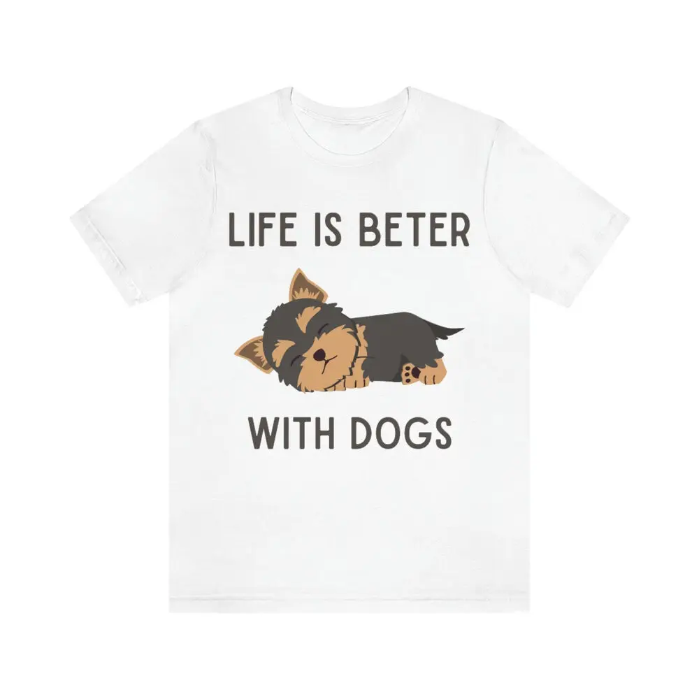 Футболка с надписью LIFE IS BETTER WITH DOGS, Милый Забавный дизайн с изображением Йорка от TanoshiStudio