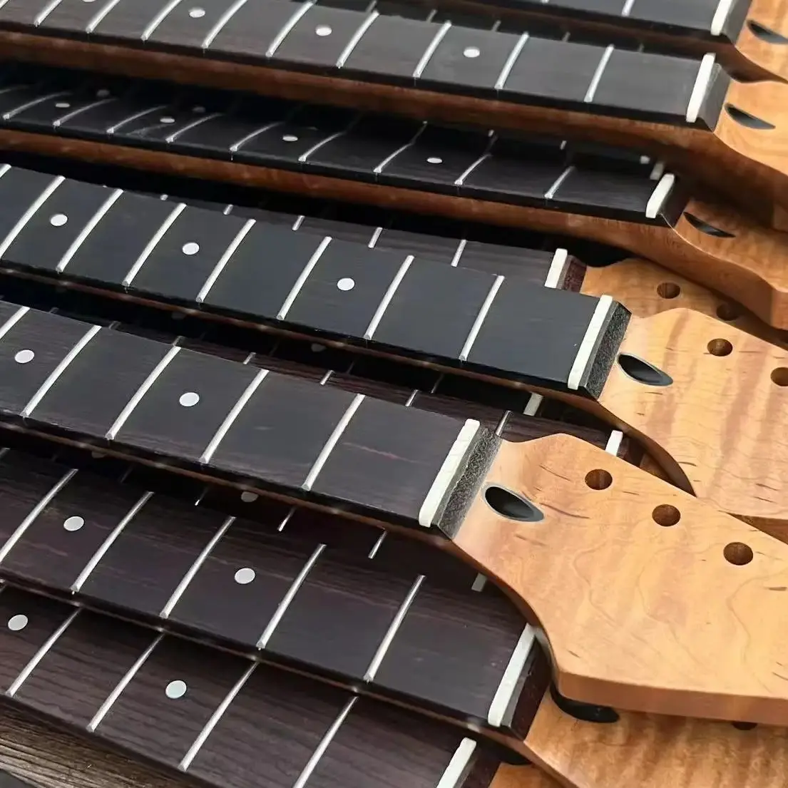 

ST Style Flame Roasted Maple Guitar Neck 22 Frets Rosewood Fingerboard Nickel Silver Frets Musical Instrument Accessory