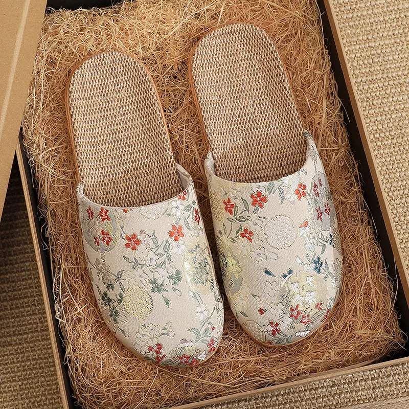 

Женские всесезонные тапочки с закрытым носком, нескользящая мягкая подошва, домашние шлепанцы, тихие дышащие тапочки для общежития, уличная модная одежда с принтом