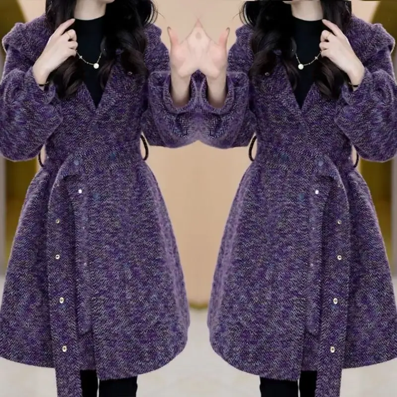 

Женское пальто средней длины Ele: модный дизайн с эффектом стройности на талии, новинка зимы 2025, высококачественная верхняя одежда с трендовой деталью в виде капюшона