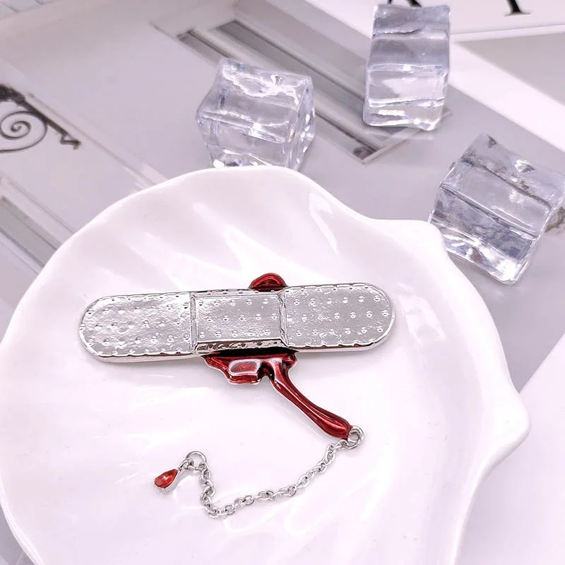 Kreative Nachahmung Pflaster Und Blutungen Blut Abzeichen Pins Brosche Trendy Metall Legierung Emaille Quaste Revers Pin Schmuck Zubehör