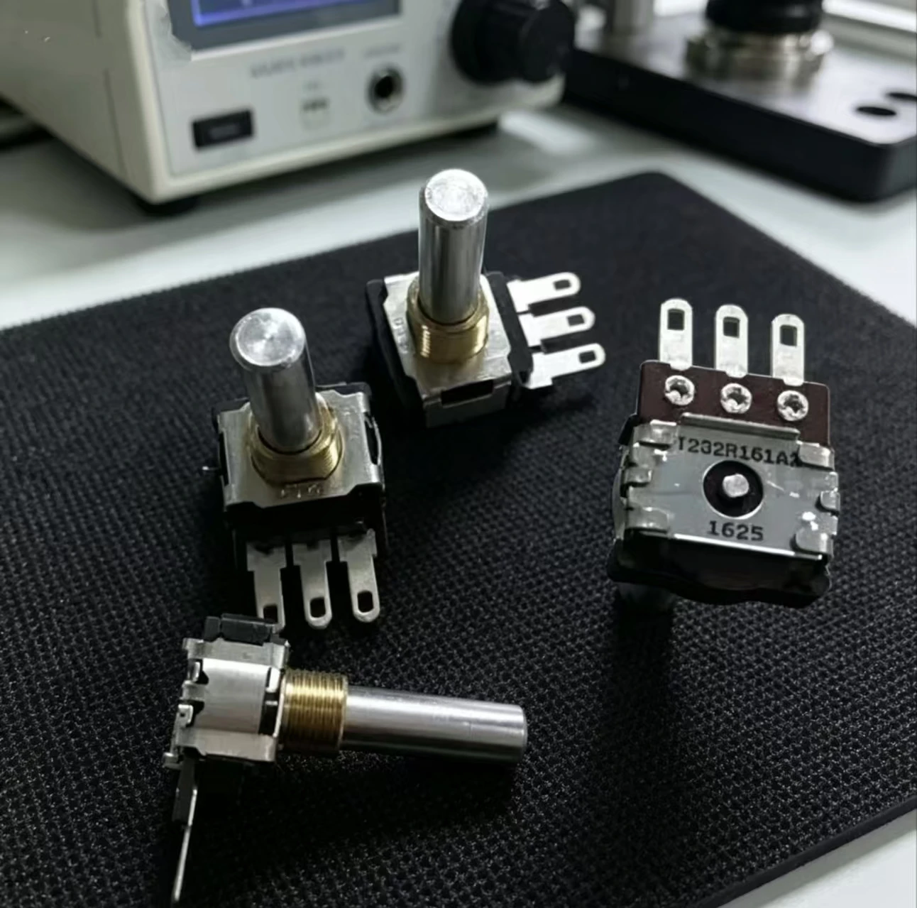 CTS T232R161A2 Encoder with Step-by-Step 16-Point 25MM Round Shaft 3-Pin