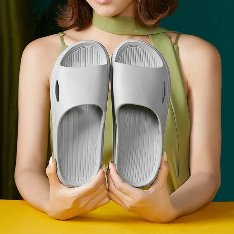 

Новые летние домашние тапочки для мужчин, легкие нескользящие бесшумные женские сандалии для ванной комнаты с мягкой подошвой для душа