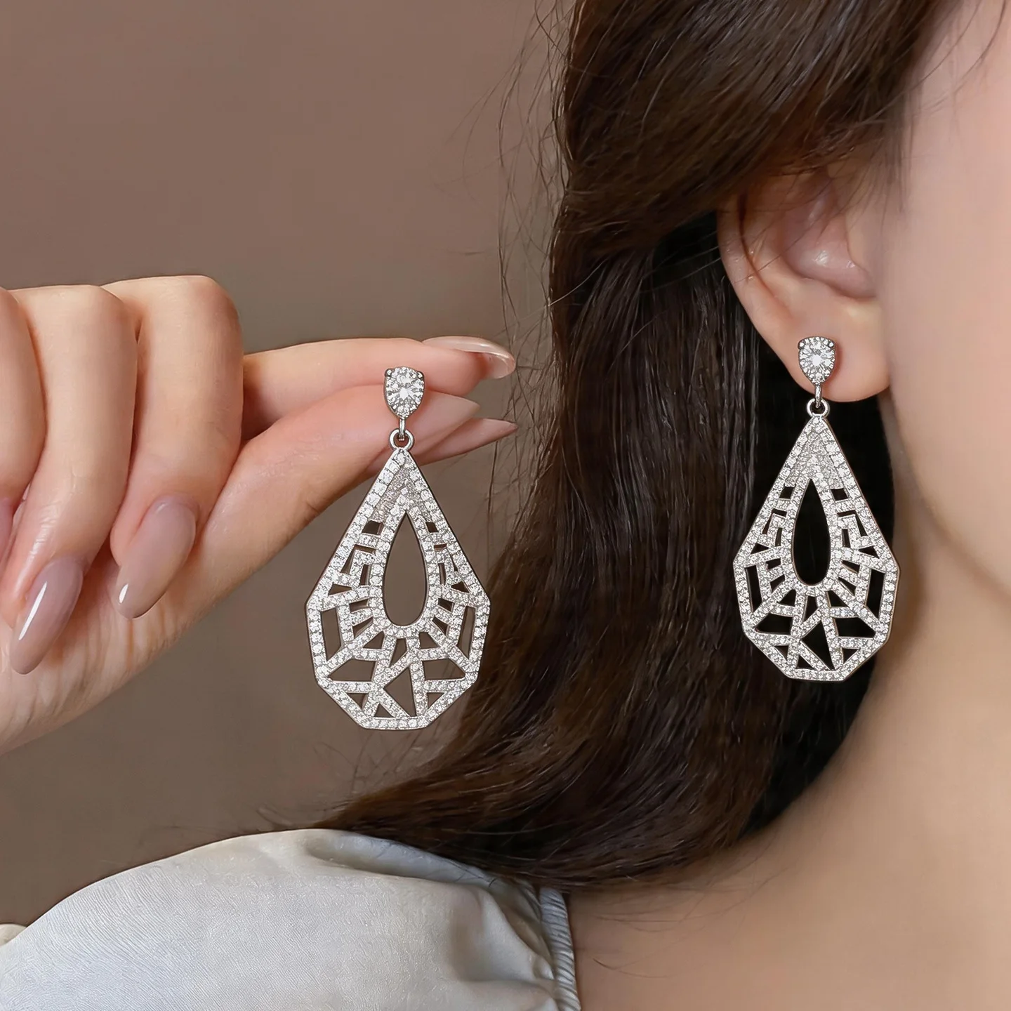 

Elegant Water Drop Shape Full Cubic Zircon Earrings Moonlight Rhombus Design Ladies Wedding Party Fine Ear Ornaments